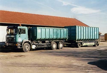 Kipperzug für Transport von zwei Abrollcontainern - Container SCHMIDT München