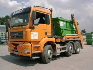 Schuttcontainer in M&uuml;nchen - Beladung & Transport - Container SCHMIDT